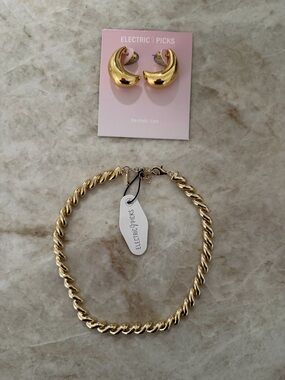 Electric Family Shiny Gold Twisted Chain Necklace with Crescent Hoop Earrings